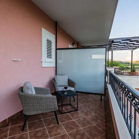 San Mihael Luxury 1 ゲストハウス 4*